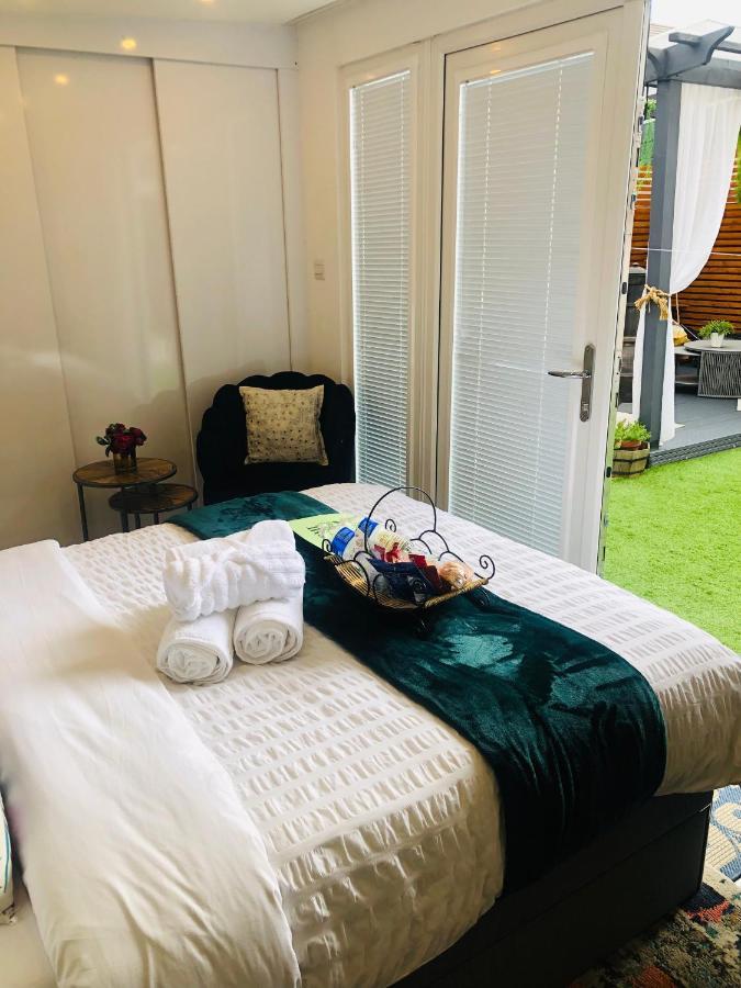 Meezee Pearl Double Bed With Free Parking Guest house