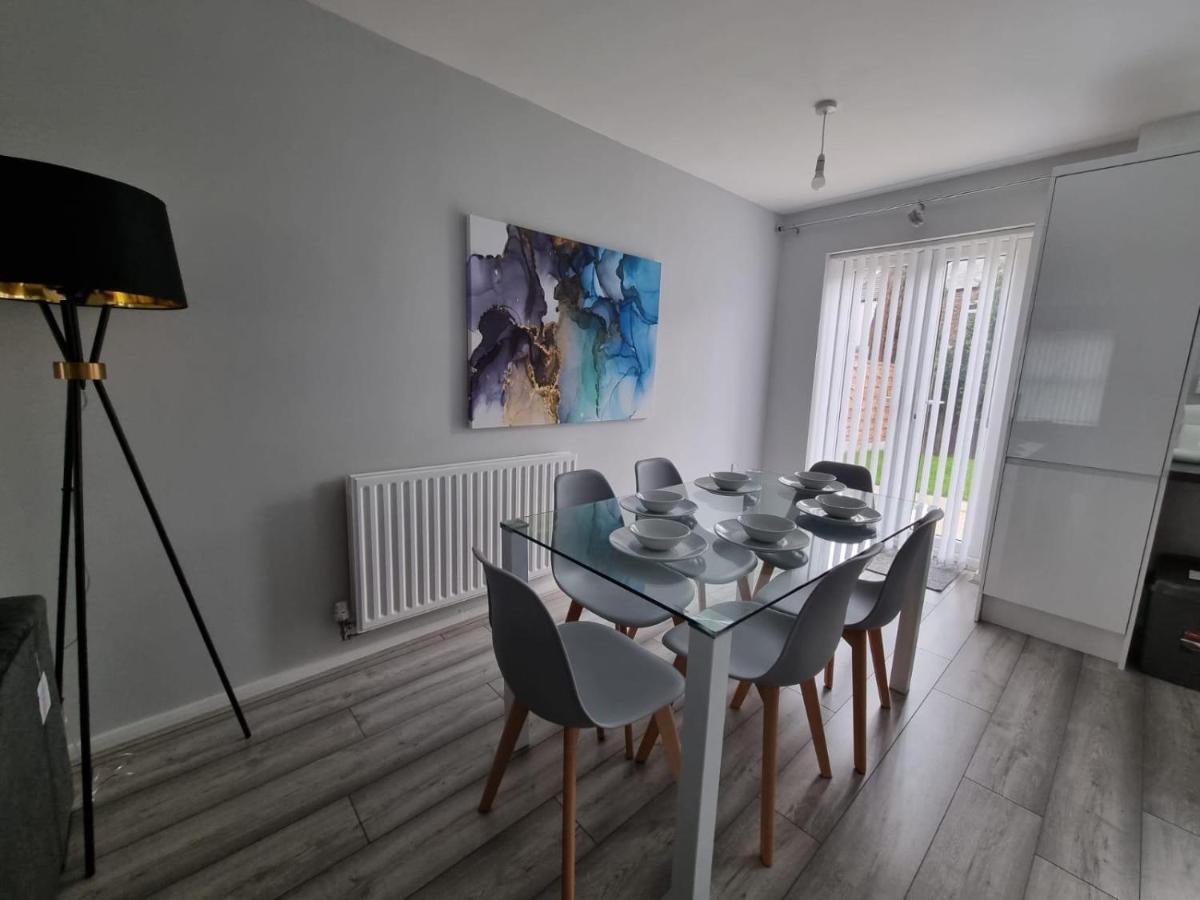 Vakantiehuis Beautiful 4 Bed Home, Sleeps 6, Driveway Parking, With Sky & Bt Sports