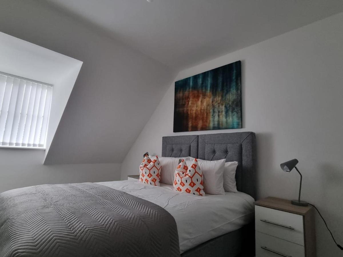 Beautiful 4 Bed Home, Sleeps 6, Driveway Parking, With Sky & Bt Sports *
