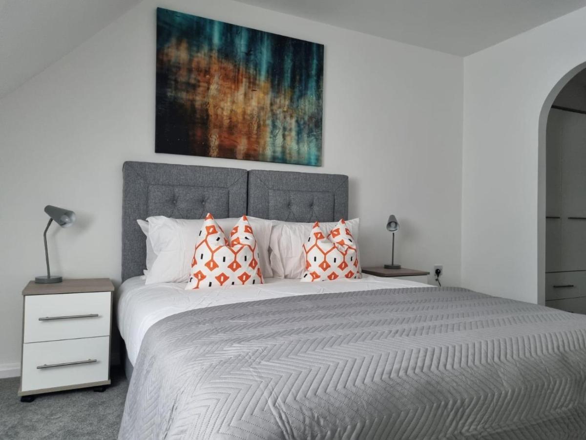 Beautiful 4 Bed Home, Sleeps 6, Driveway Parking, With Sky & Bt Sports * Manchester