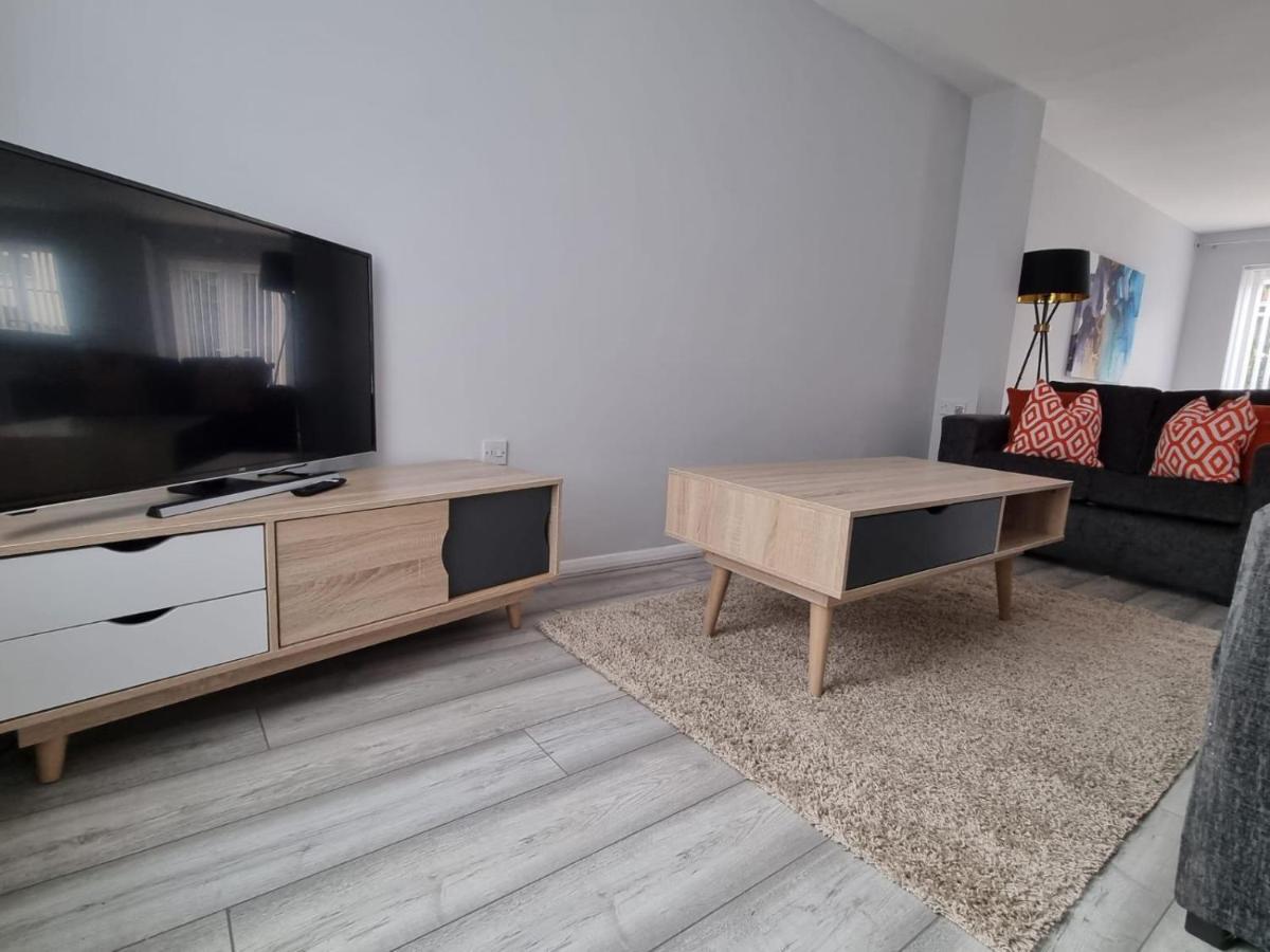Beautiful 4 Bed Home, Sleeps 6, Driveway Parking, With Sky & Bt Sports Manchester
