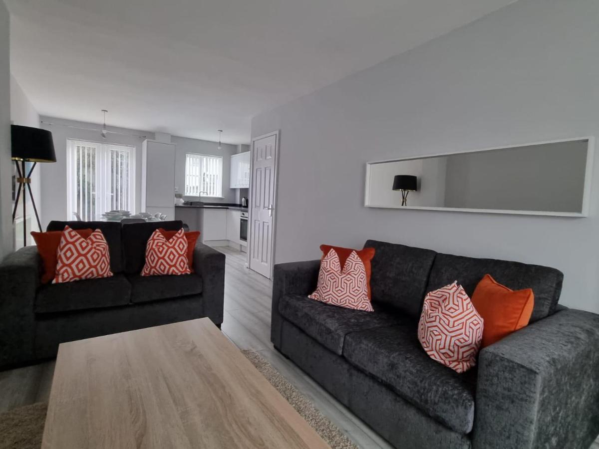 Beautiful 4 Bed Home, Sleeps 6, Driveway Parking, With Sky & Bt Sports Manchester