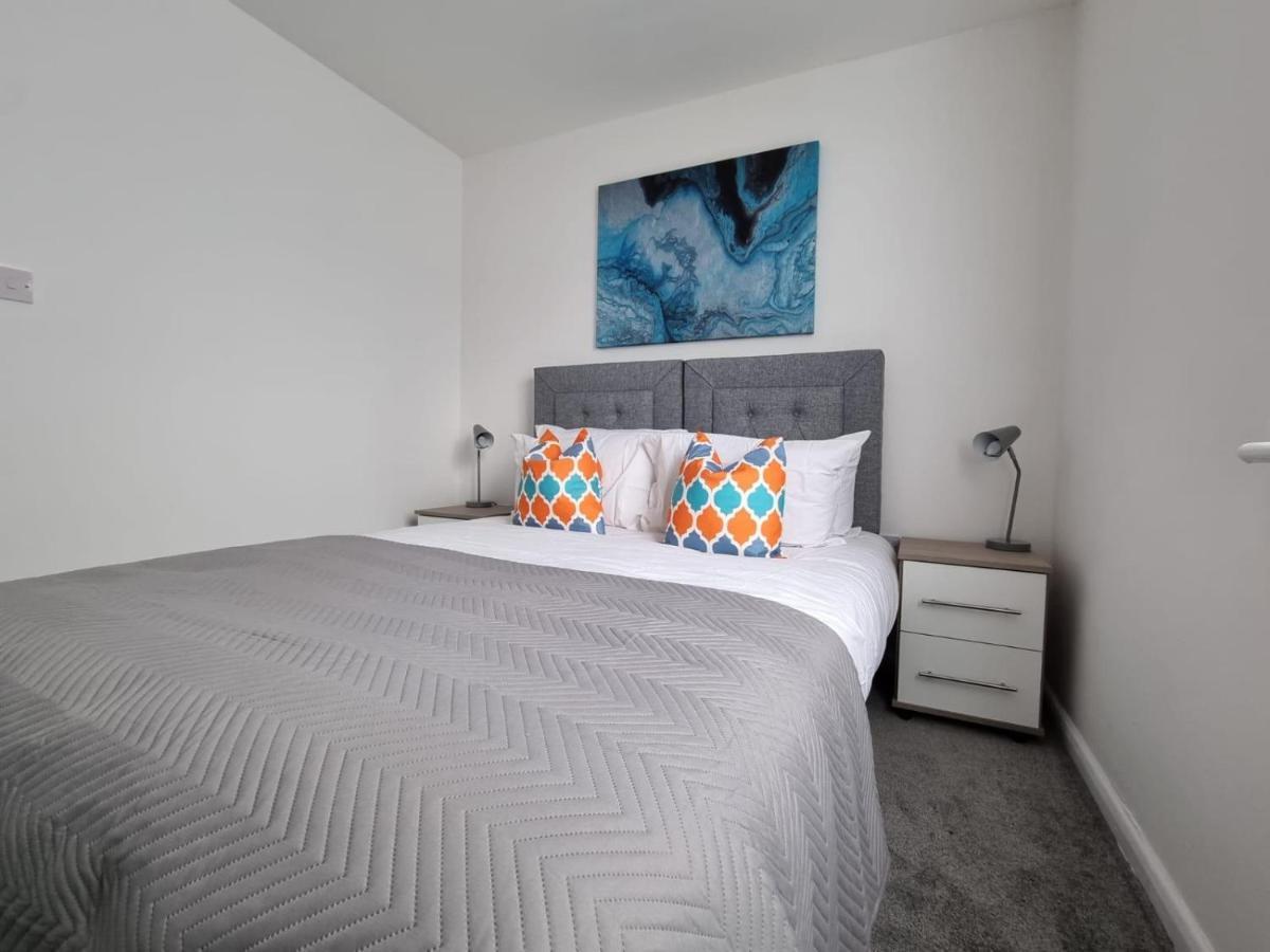Beautiful 4 Bed Home, Sleeps 6, Driveway Parking, With Sky & Bt Sports