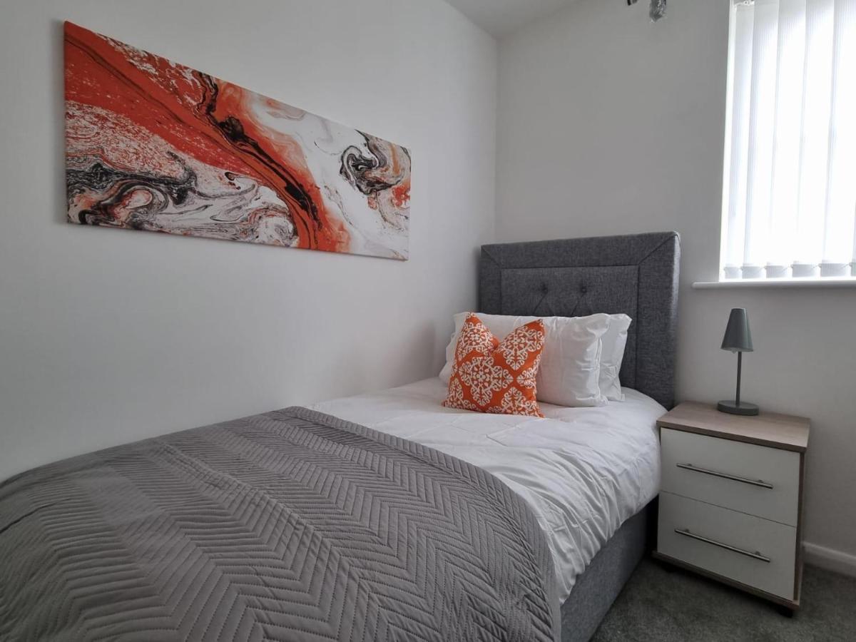 Beautiful 4 Bed Home, Sleeps 6, Driveway Parking, With Sky & Bt Sports