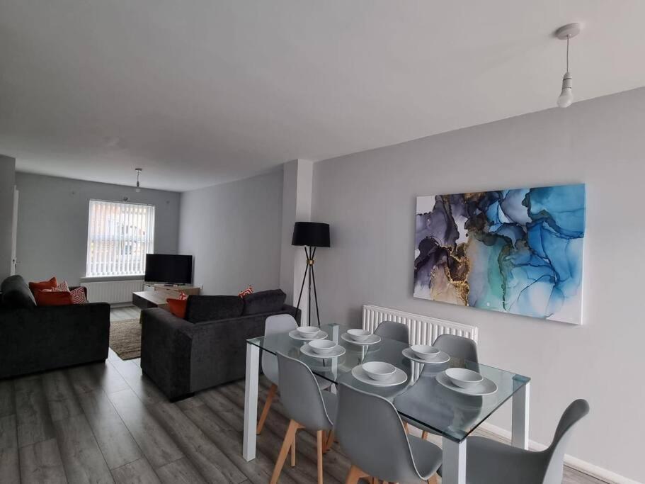 Vakantiehuis Beautiful 4 Bed Home, Sleeps 6, Driveway Parking, With Sky & Bt Sports