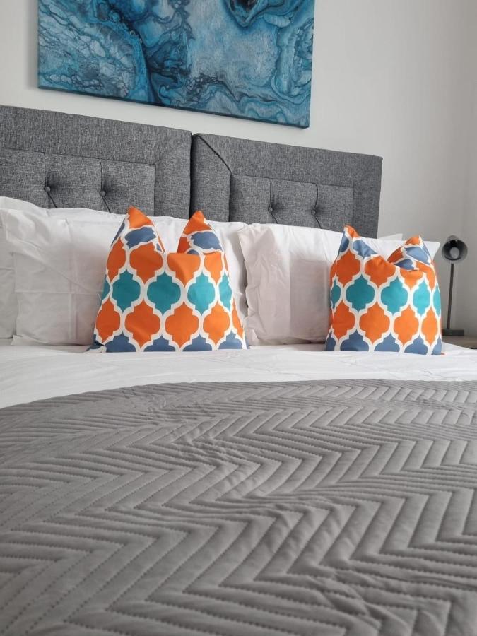 Vakantiehuis Beautiful 4 Bed Home, Sleeps 6, Driveway Parking, With Sky & Bt Sports