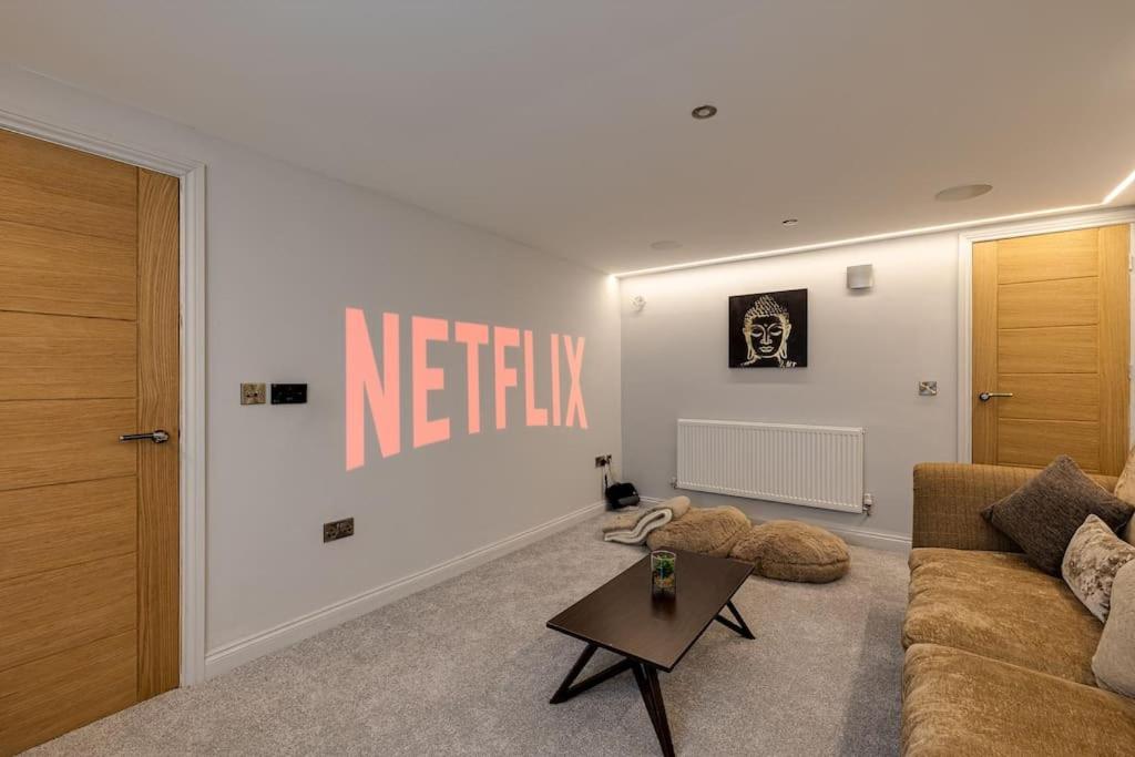 Luxury 7 Bedroom House In Didsbury,