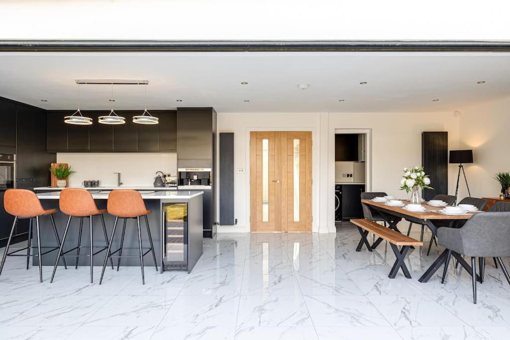 Luxury 7 Bedroom House In Didsbury, Manchester