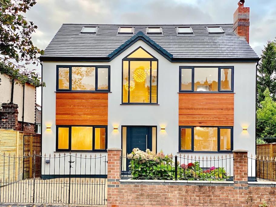 Luxury 7 Bedroom House In Didsbury, Manchester