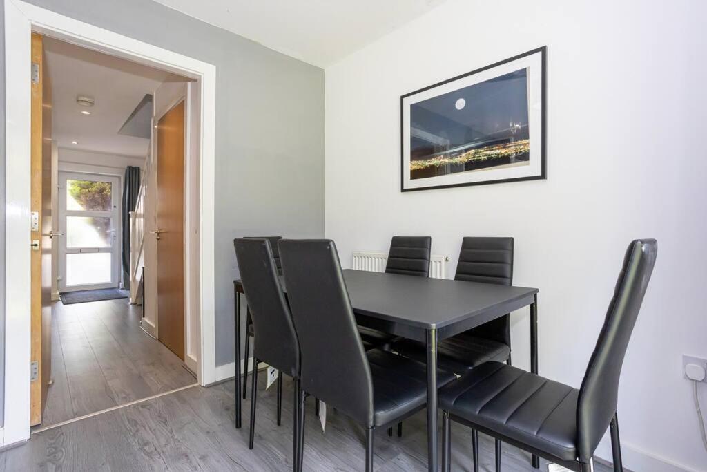 Spacious 3 Bedroom Townhouse To Rent In Apartment *