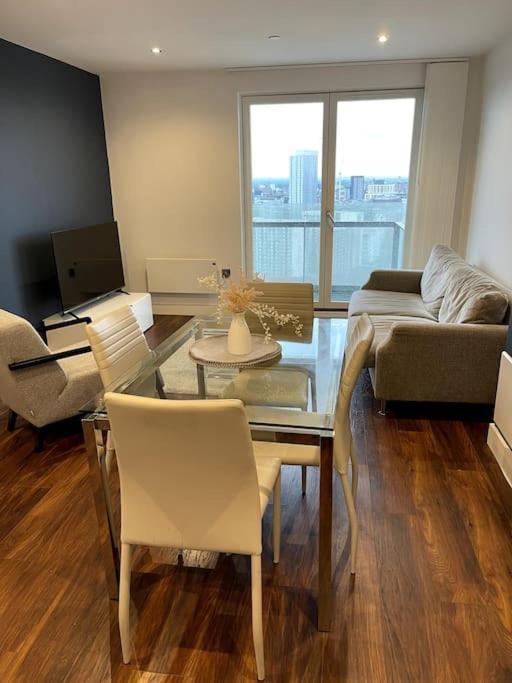 Lovely 2-bedroom With Balcony * Manchester