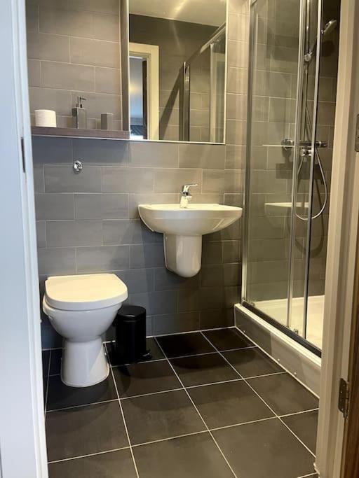Lovely 2-bedroom With Balcony Apartment Manchester