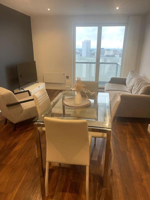 Lovely 2-bedroom With Balcony
