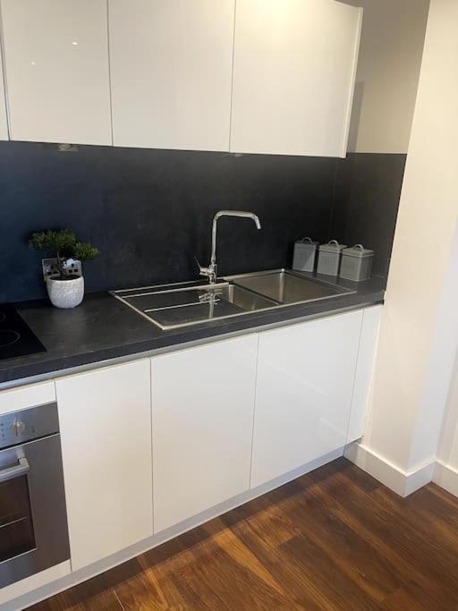 Lovely 2-bedroom With Balcony Manchester