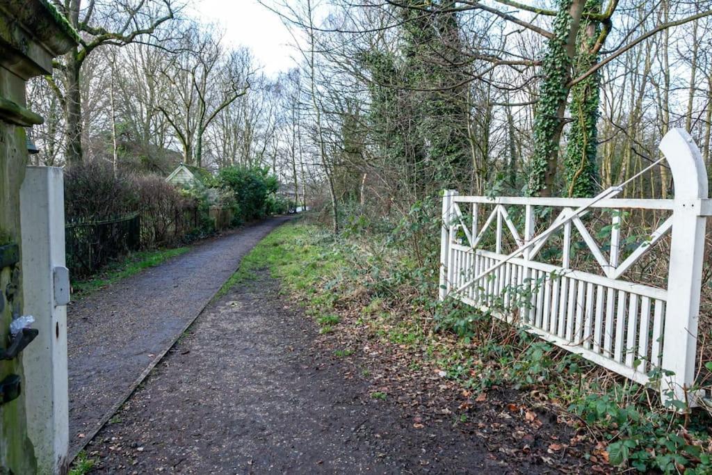 Pillo - Spacious Cosy 2 Bedroom House By Bridgewater Canal *