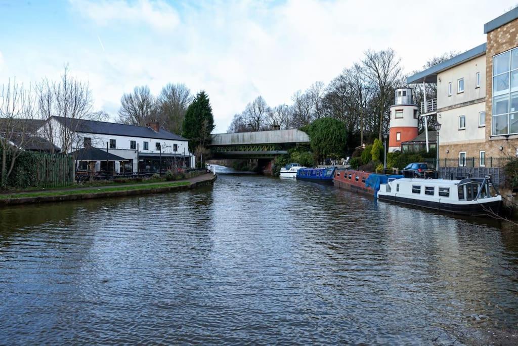 Pillo - Spacious Cosy 2 Bedroom House By Bridgewater Canal Holiday home Manchester