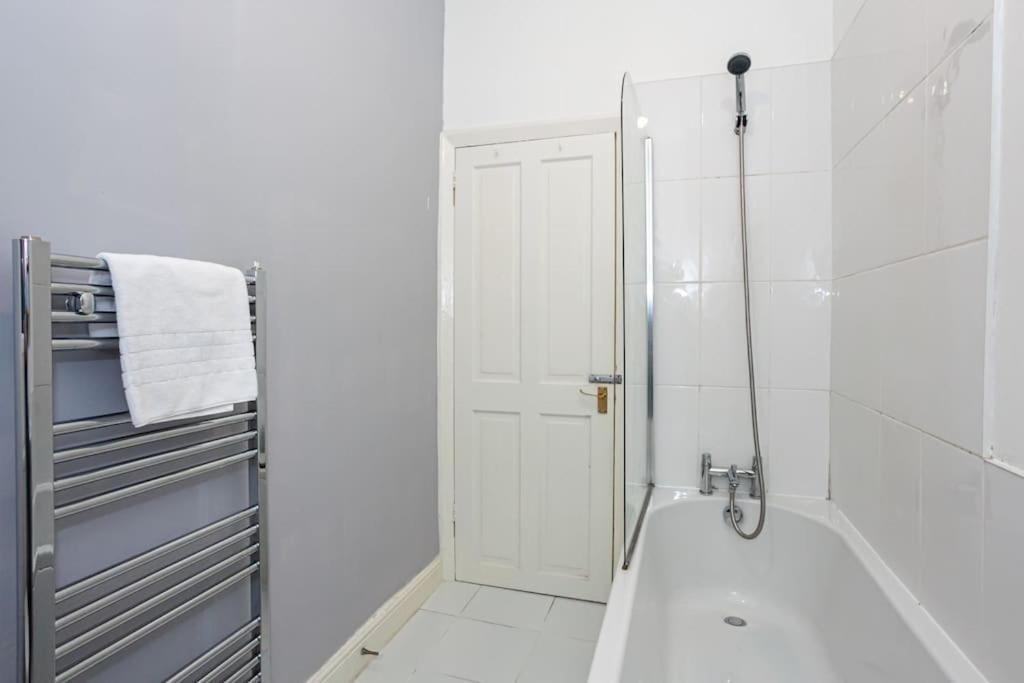 Holiday home Pillo - Spacious Cosy 2 Bedroom House By Bridgewater Canal Manchester