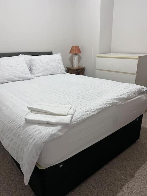 Beautiful 3 Bedroom House, Close To Mu Stadium. *