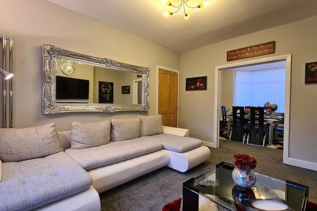 Vakantiehuis Stunning Home. Free Parking. Manchester