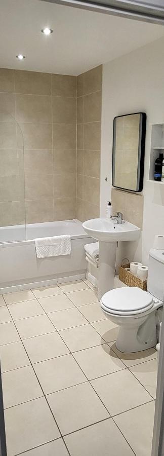 4 Bedroom Home Nr Ashton U Lyne Sleeps 7 In Comfort Holiday home *