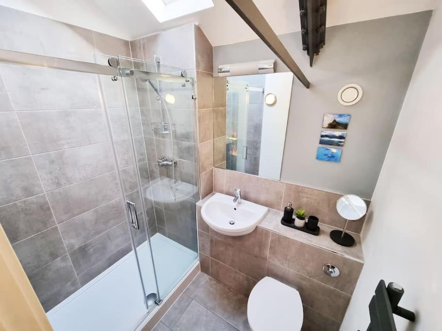 Luxury 1 Bedroom Next To Ao Arena & Victoria Train *