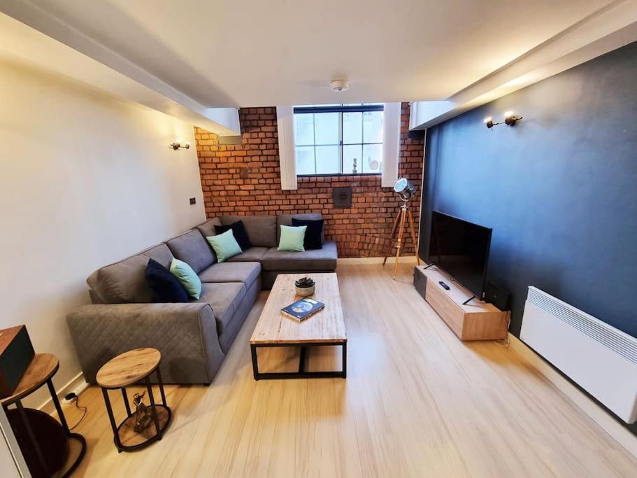 Luxury 1 Bedroom Next To Ao Arena & Victoria Train Apartment