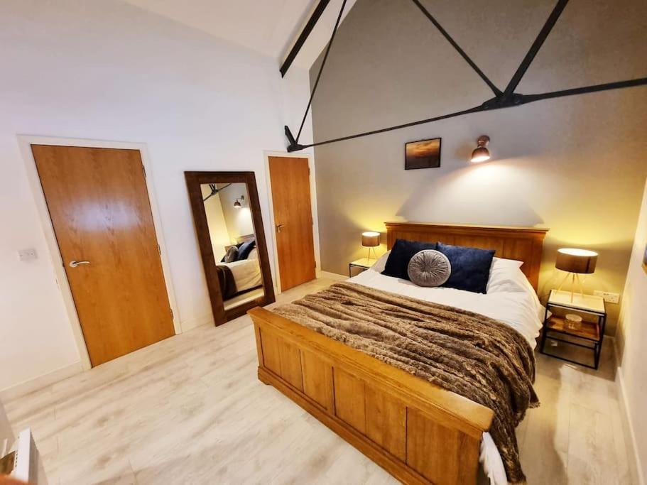 Luxury 1 Bedroom Next To Ao Arena & Victoria Train Apartment *