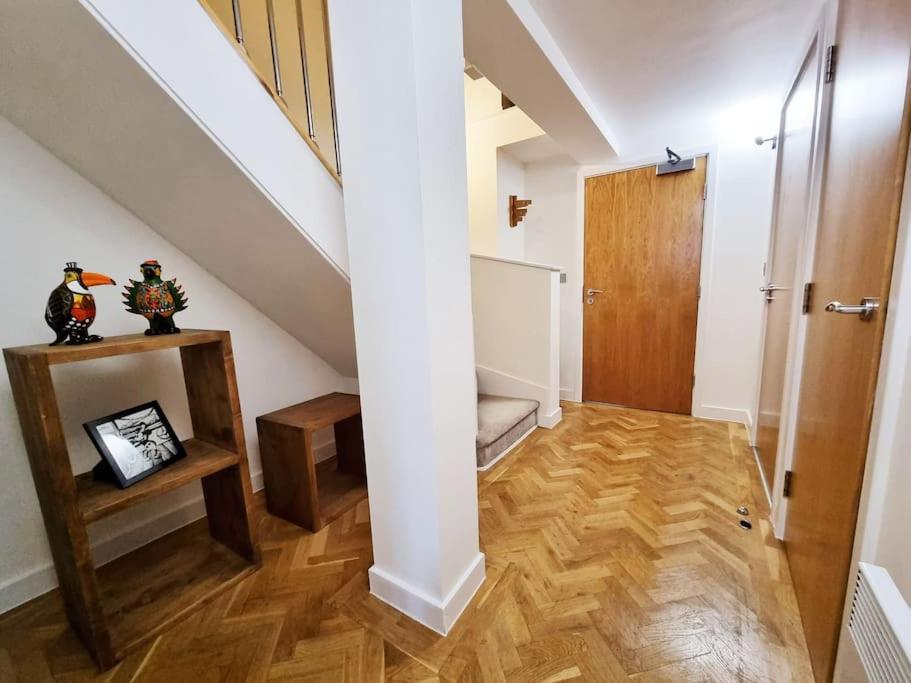 Luxury 1 Bedroom Next To Ao Arena & Victoria Train