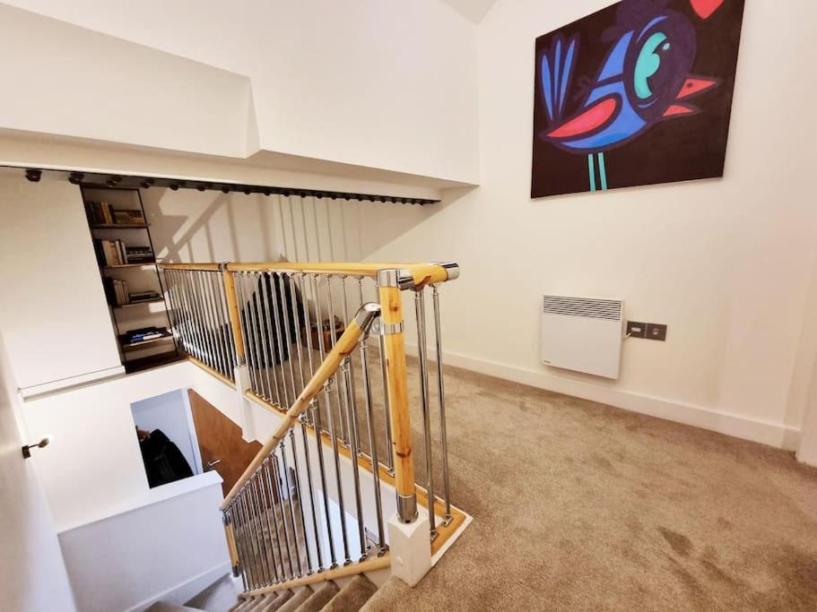 Luxury 1 Bedroom Next To Ao Arena & Victoria Train Apartment