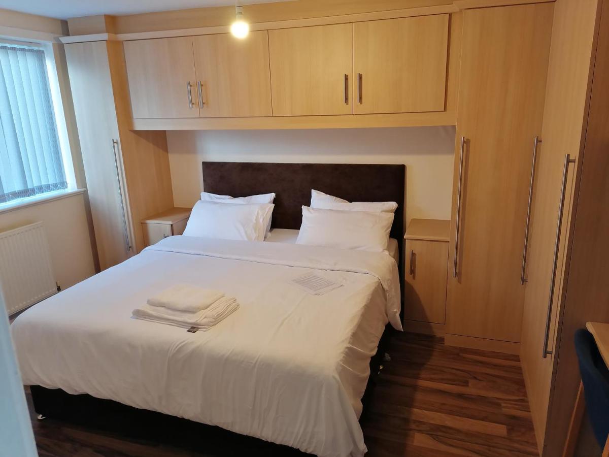 Large House With 3 Bedrooms House, 5 Guests Near City/manu Stadiums Vakantiehuis *