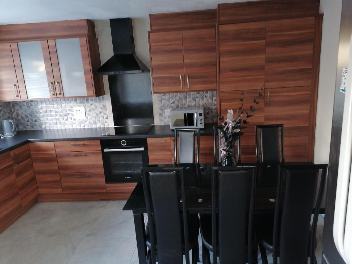 Large House With 3 Bedrooms House, 5 Guests Near City/manu Stadiums Vakantiehuis Manchester