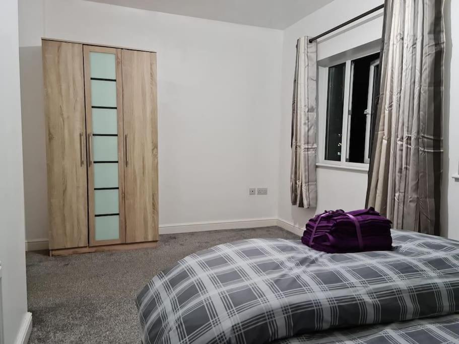 Impeccable 4-bed House Near Centre Holiday home *