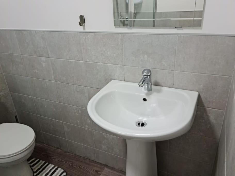 Holiday home Impeccable 4-bed House Near Centre *
