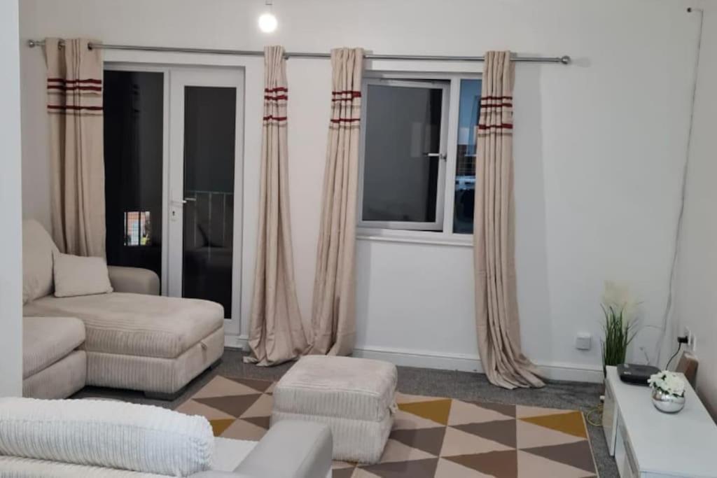 Impeccable 4-bed House Near Centre Holiday home *