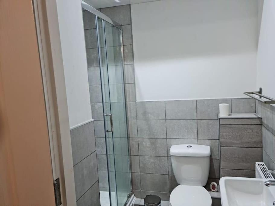 Impeccable 4-bed House Near Centre *