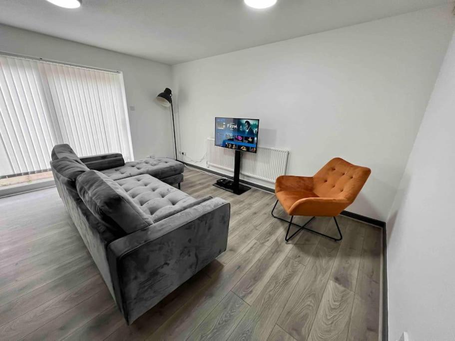Holiday home 3 Bedroom House With Parking Manchester