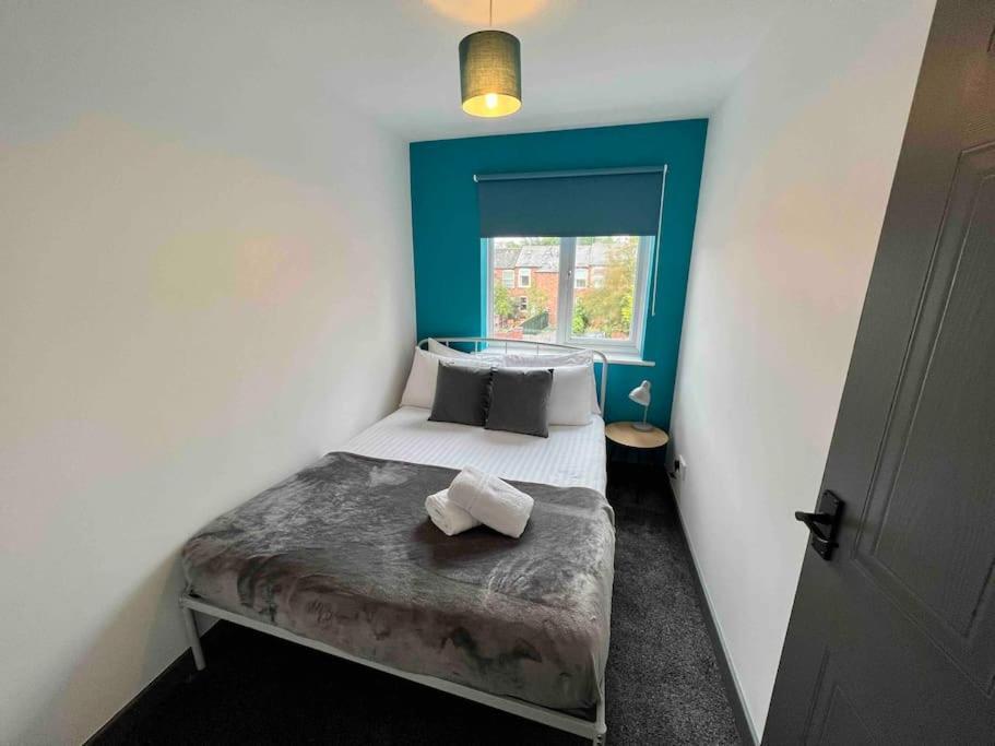 Holiday home 3 Bedroom House With Parking