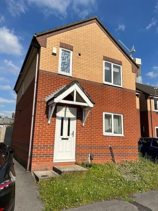 Holiday home 3 Bedroom House With Parking