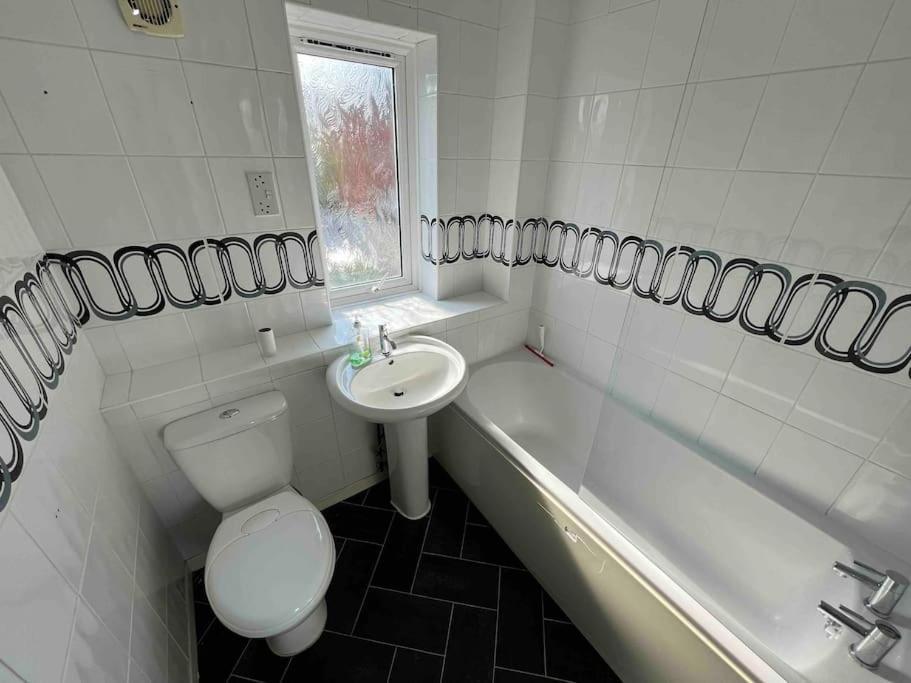 3 Bedroom House With Parking *
