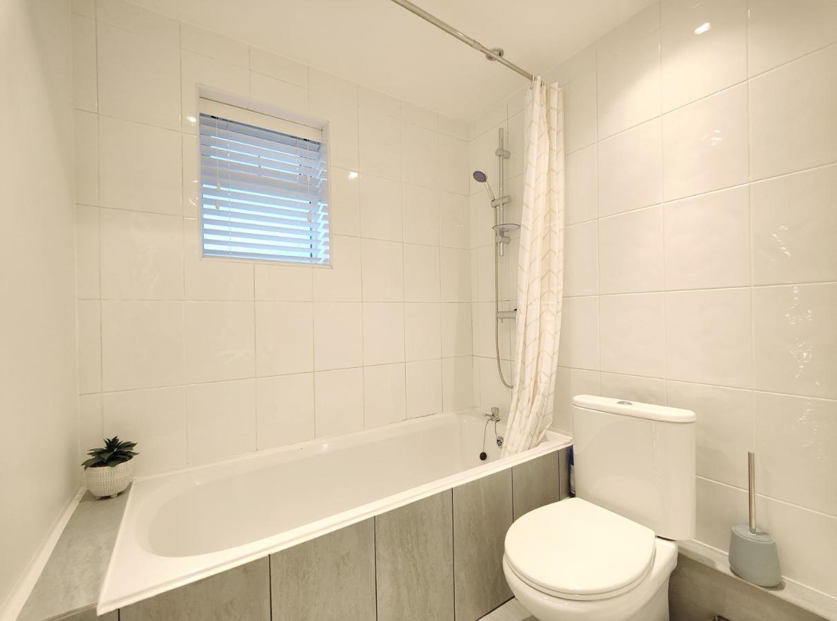 Stott House - Bright Spacious Townhouse 15 Minutes To Central With Free Parking Holiday home Manchester