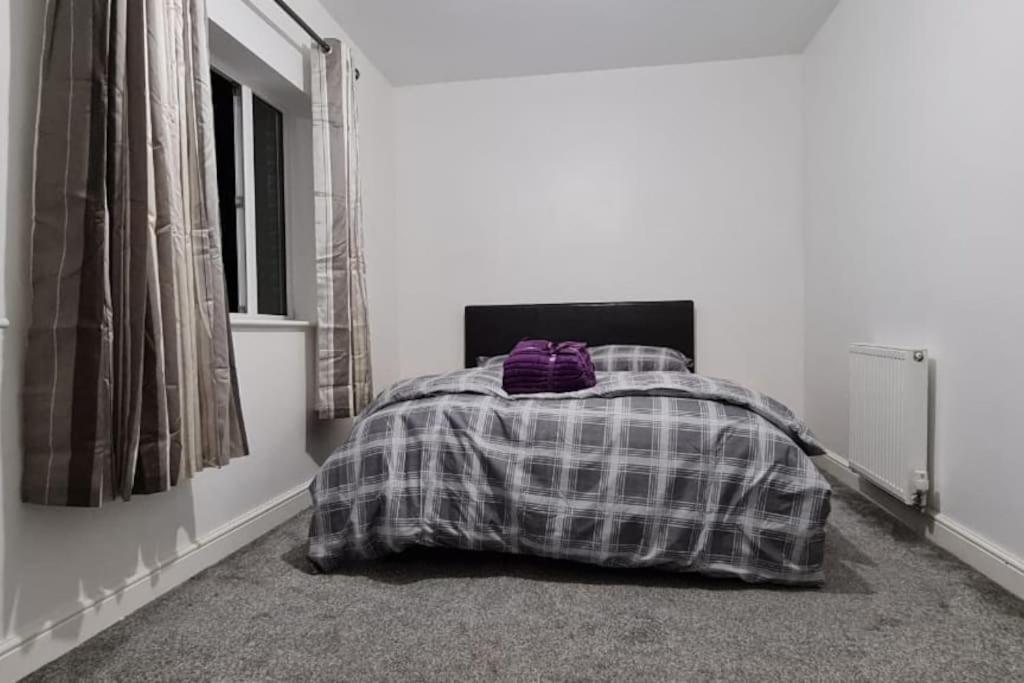 Holiday home Impeccable 4-bed House Near Centre Manchester