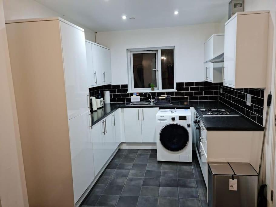 Impeccable 4-bed House Near Centre * Manchester