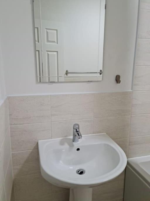 Impeccable 4-bed House Near Centre Manchester