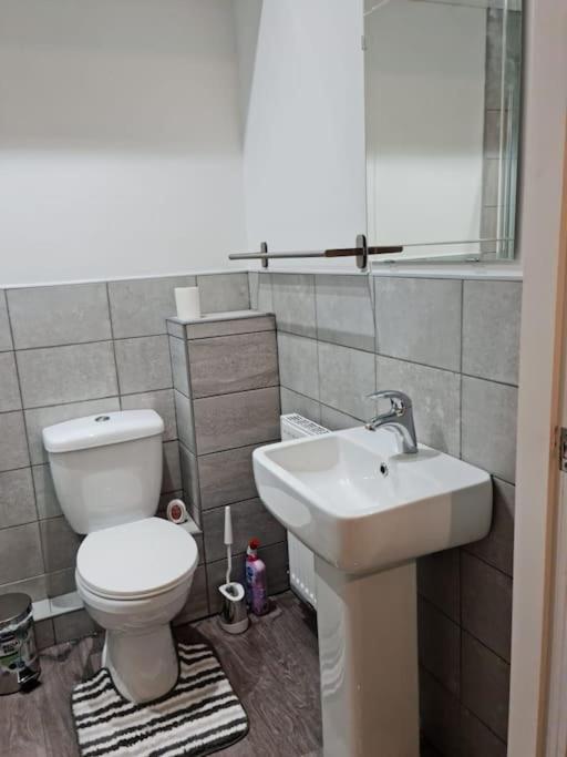 Impeccable 4-bed House Near Centre Holiday home *