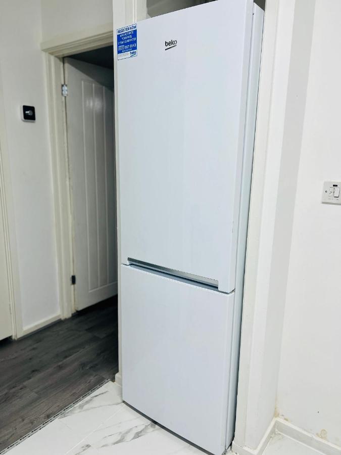 Beautiful And Homely 3 Bed House With Free Parking So Close To Man And Centre