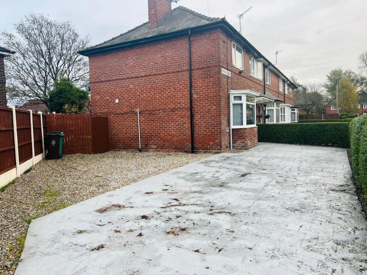 Beautiful And Homely 3 Bed House With Free Parking So Close To Man And Centre