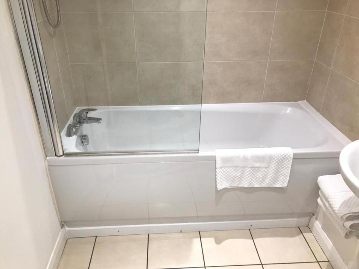 4 Bedroom Home Nr Ashton U Lyne Sleeps 7 In Comfort *