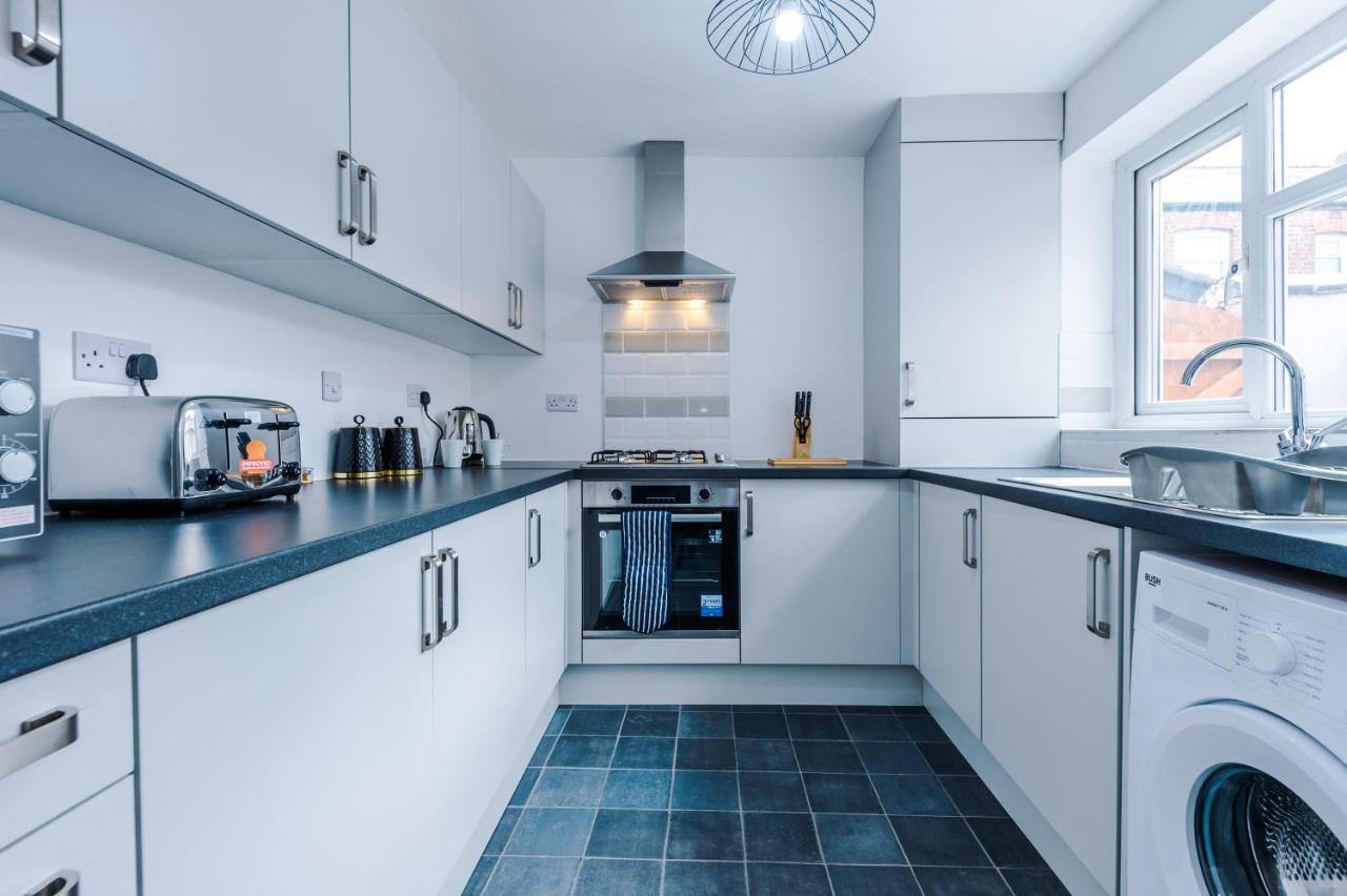 Three Bedroom With Free Parking Manchester