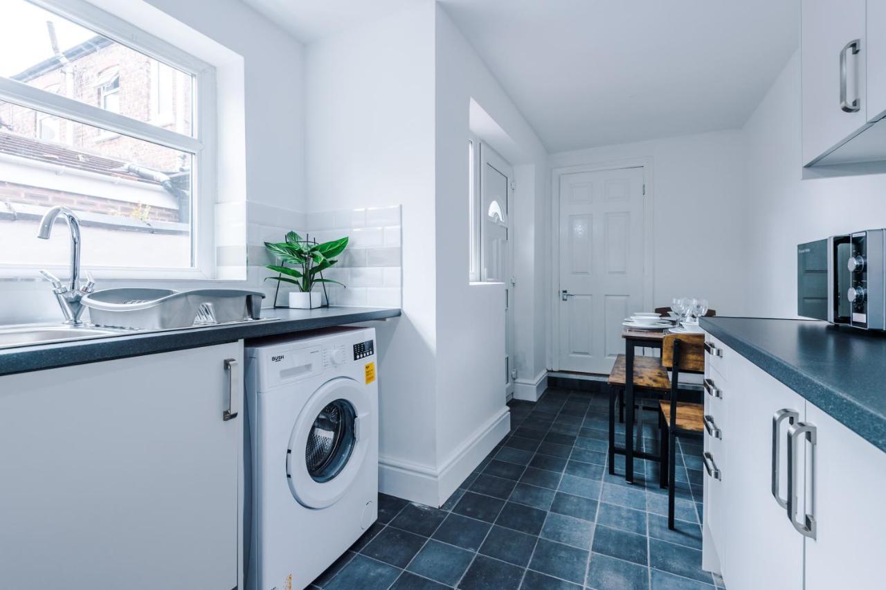 Three Bedroom With Free Parking Holiday home Manchester