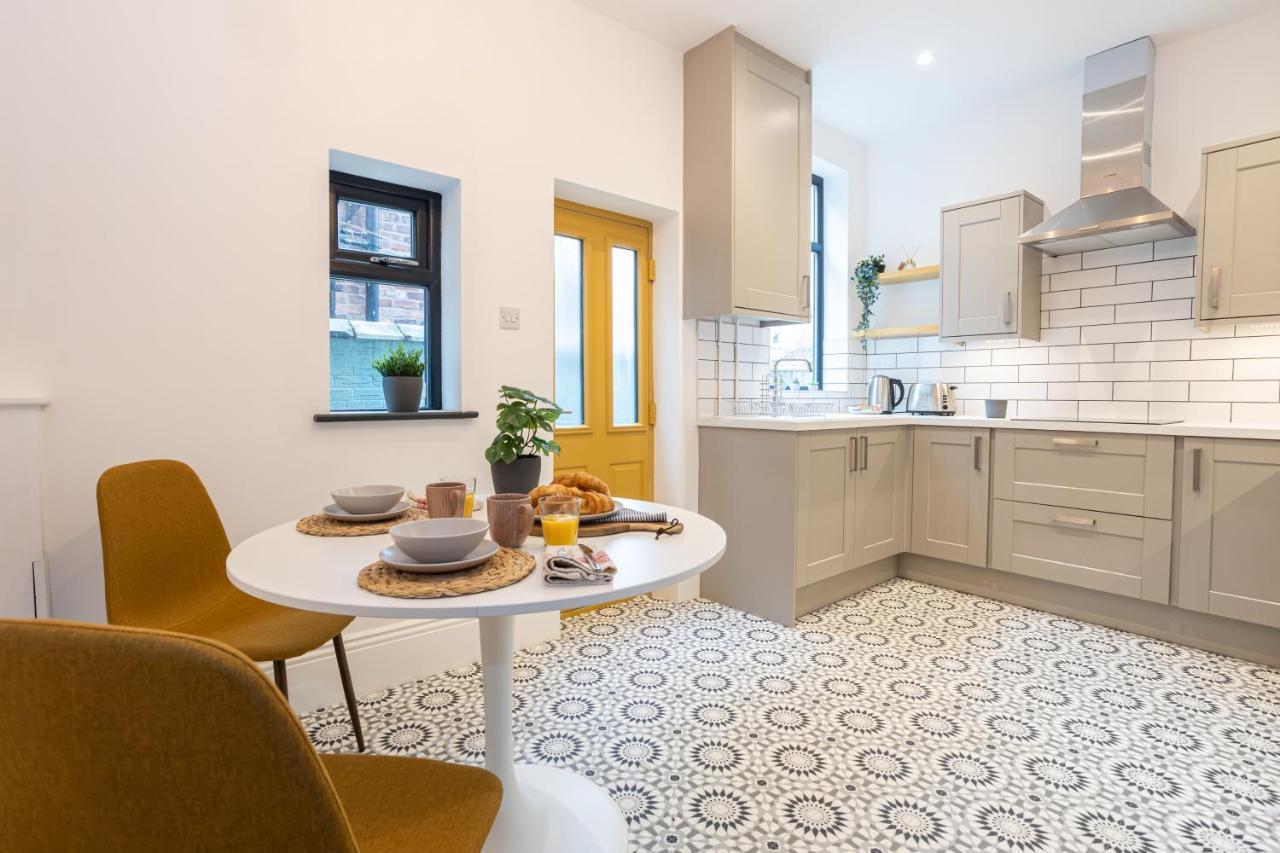Stunning Scandi 3 Bed House In Manchester-parking